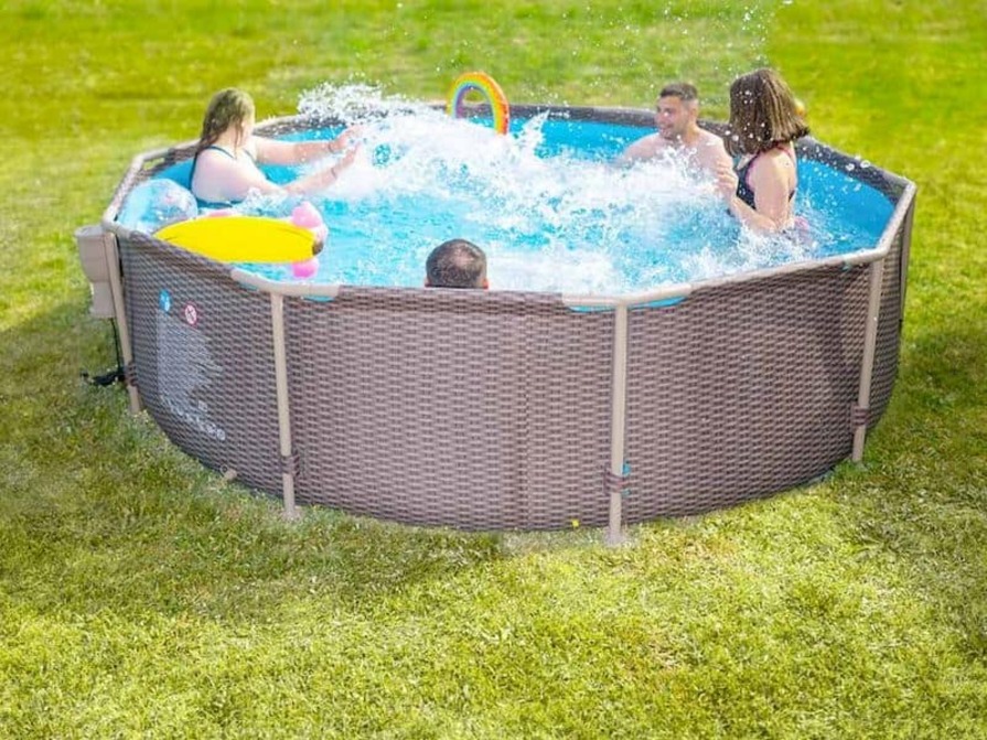 Frame Pool im Garten mit Familie